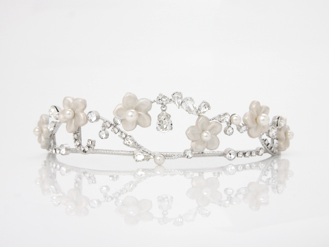 結婚式のティアラカタログ；株式会社アズマ